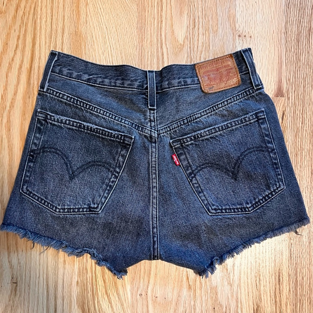 Levi’s 501 black shorts size 24